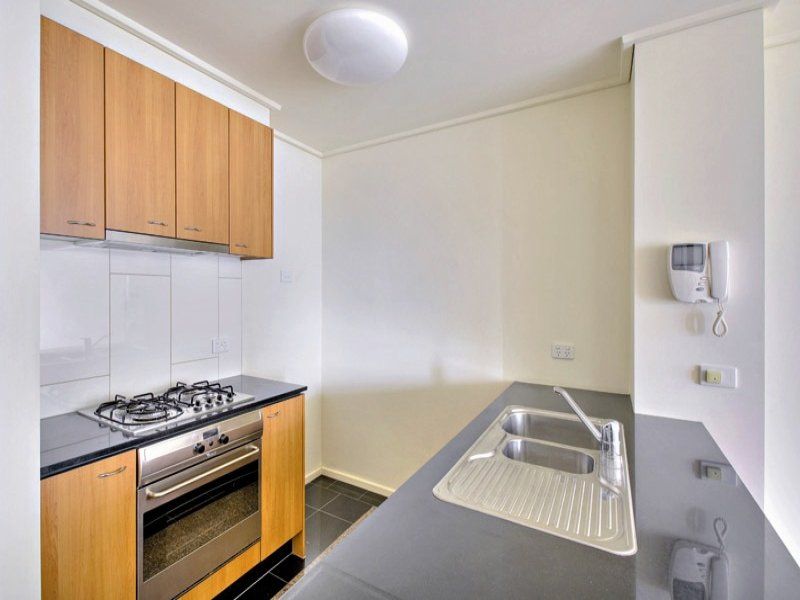 REF 082910/163 City Road, Southbank VIC 3006, Image 2