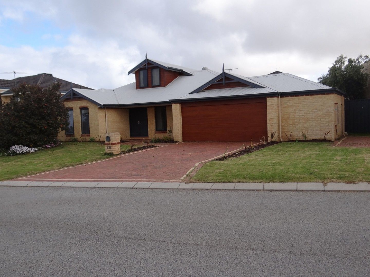 4 bedrooms House in 16 Mariners View MINDARIE WA, 6030