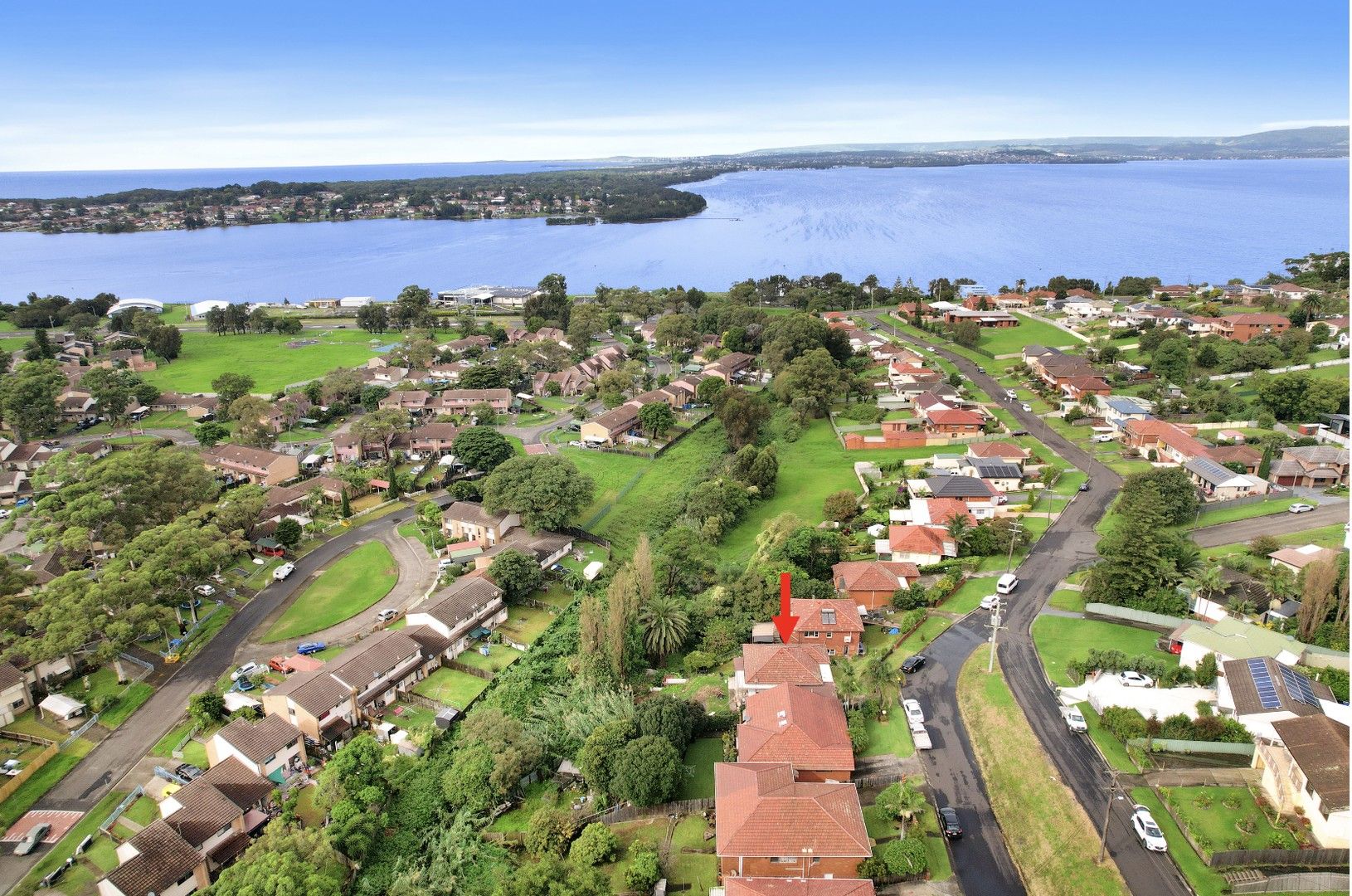 5 bedrooms House in 61 Denise Street LAKE HEIGHTS NSW, 2502