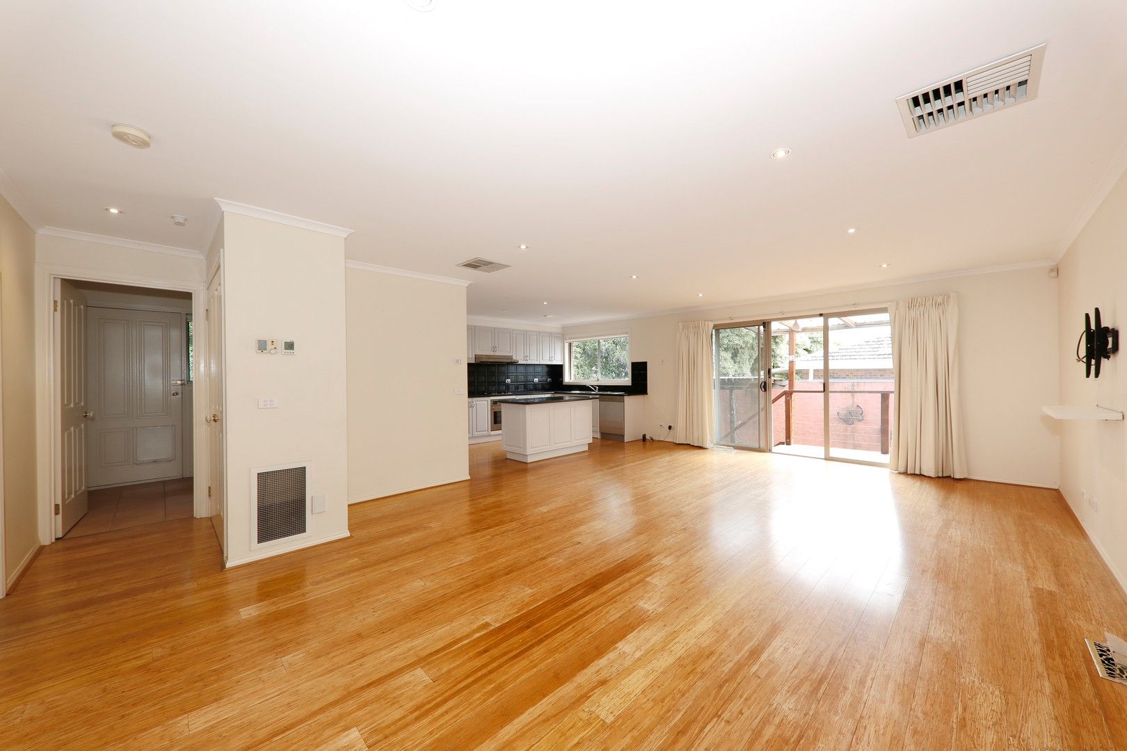 3 bedrooms Apartment / Unit / Flat in 3/6 Halls Parade MITCHAM VIC, 3132
