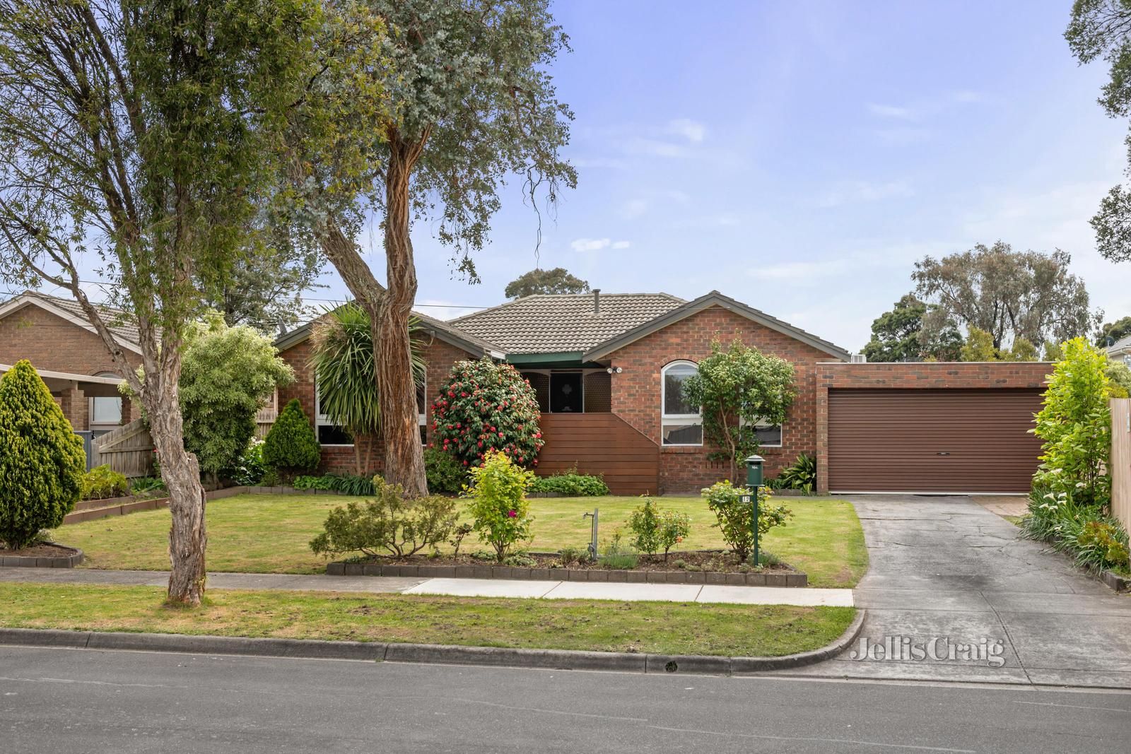 4 bedrooms House in 12 Squire Court GLEN WAVERLEY VIC, 3150