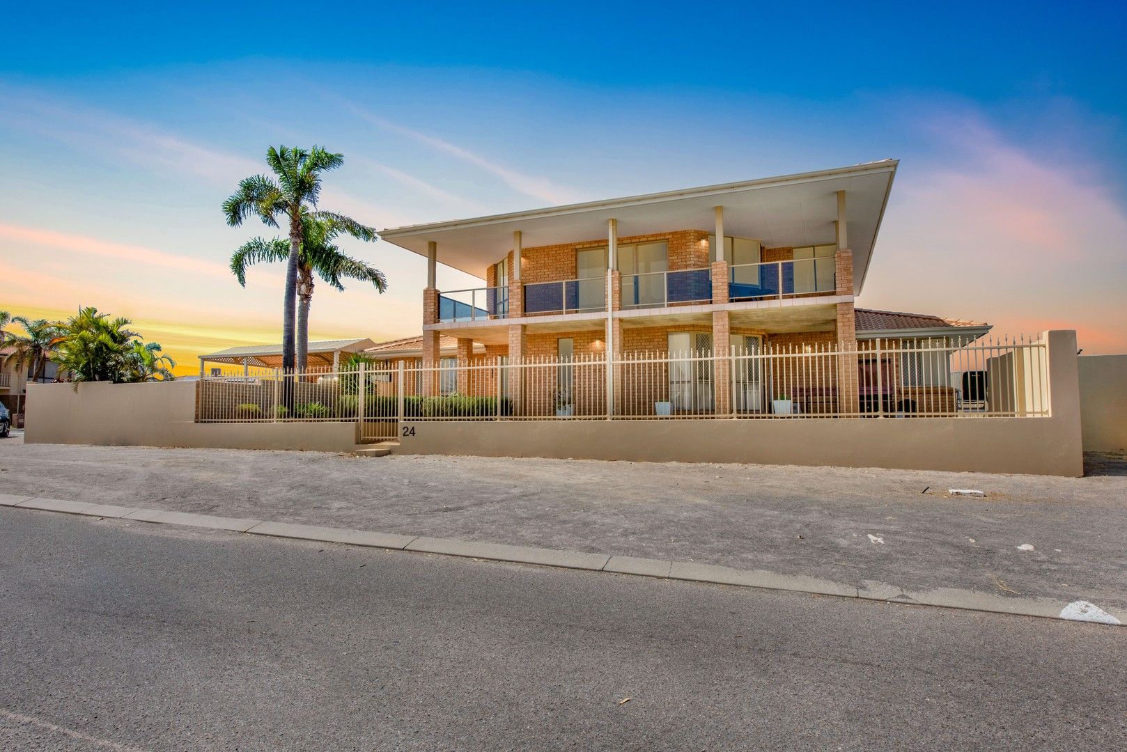 4 bedrooms House in 24 Cooper Circuit MOUNT TARCOOLA WA, 6530