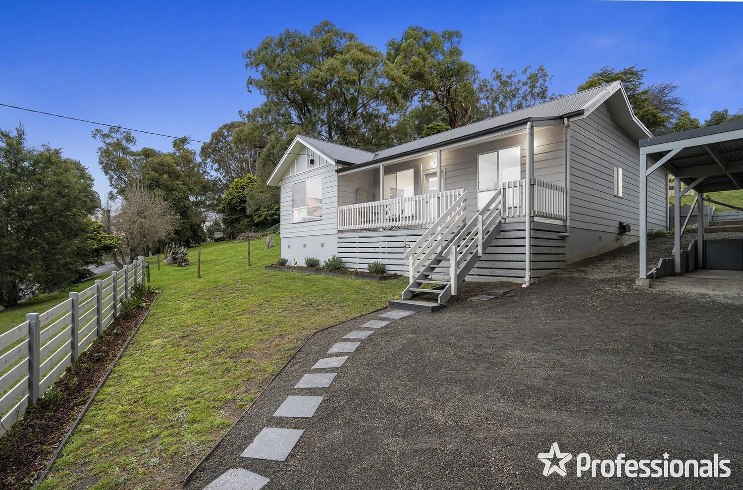 4 bedrooms House in 16 Bridgewater Road SEVILLE EAST VIC, 3139