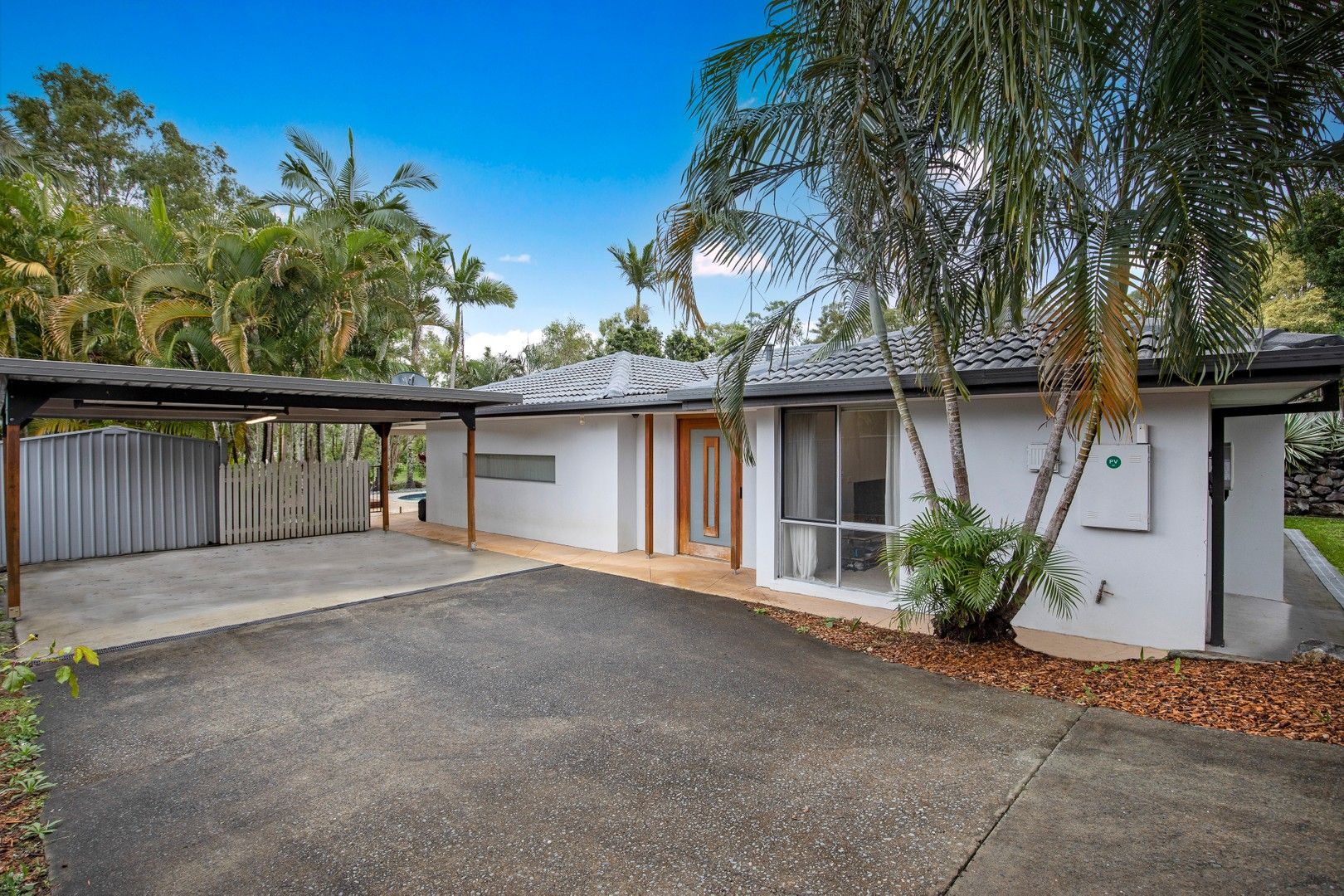 4 bedrooms House in 13 Armidale Crescent HELENSVALE QLD, 4212