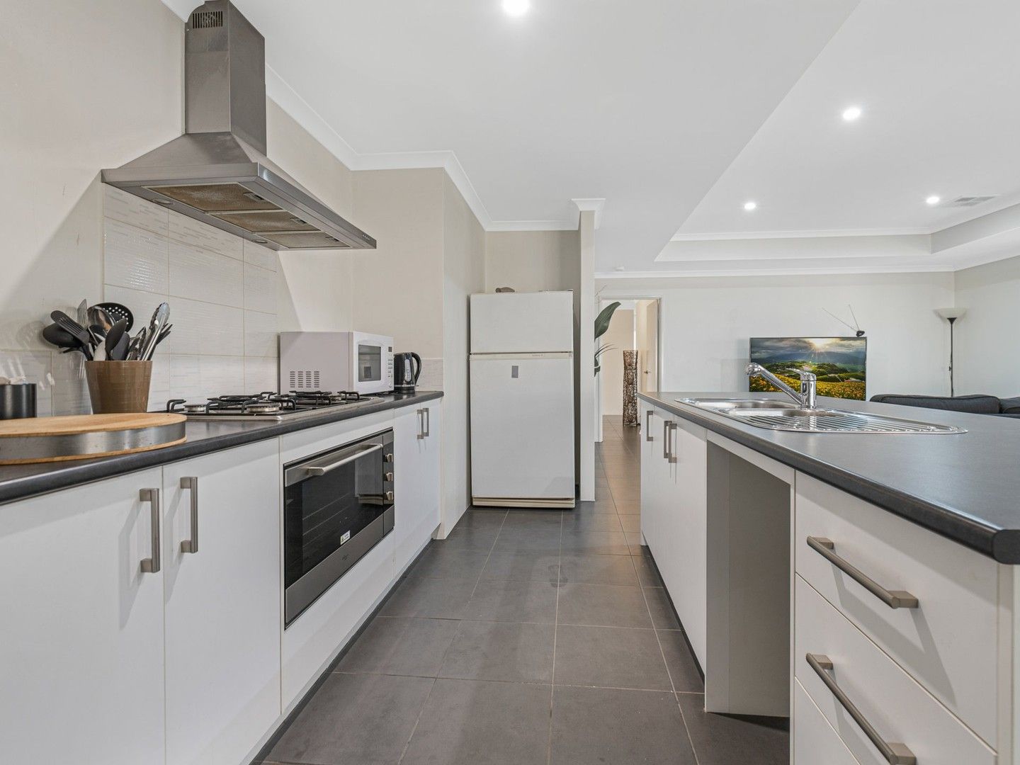 4 bedrooms House in 2 Culham Court THORNLIE WA, 6108