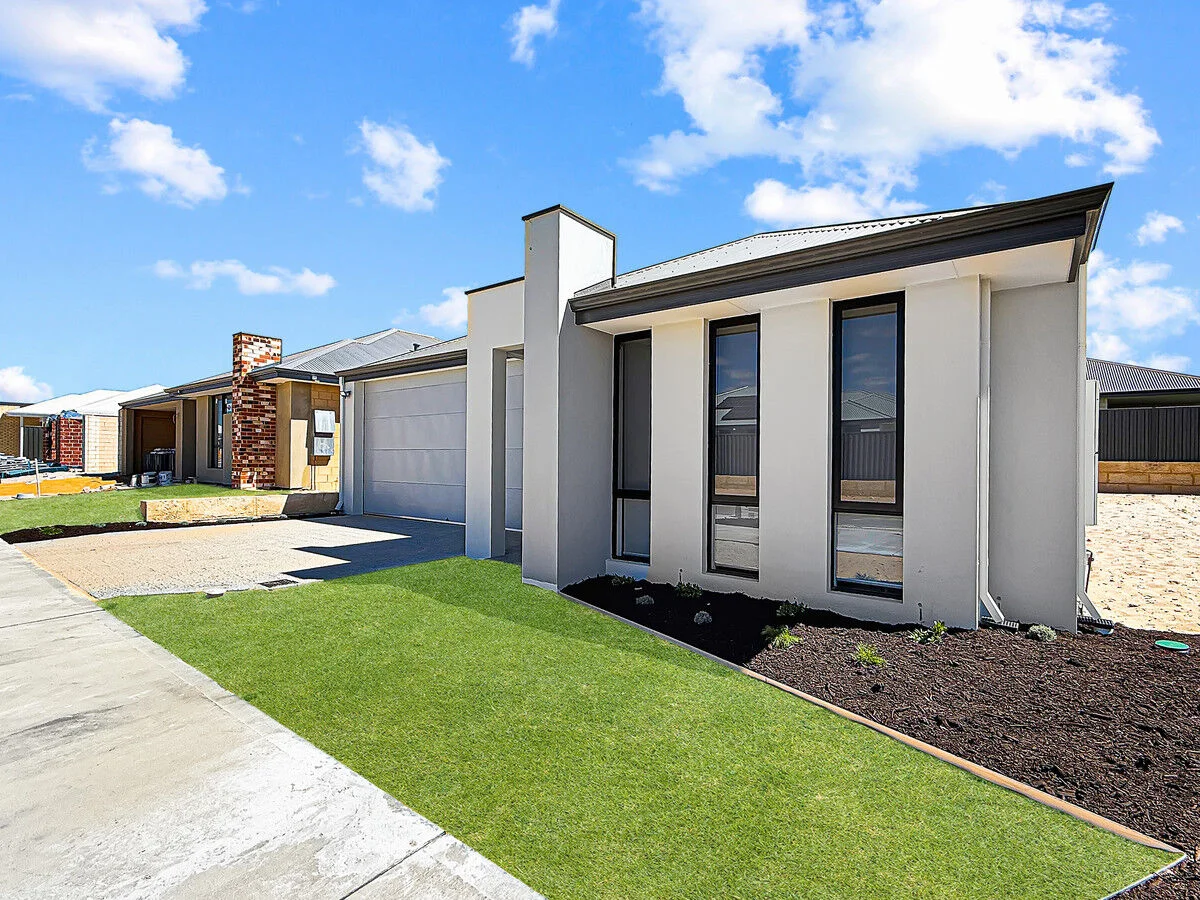 2 Kembla Way, Lakelands WA 6180