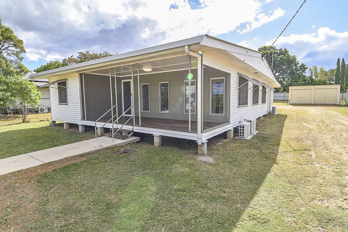3 bedrooms House in 54 Hackett Terrace RICHMOND HILL QLD, 4820