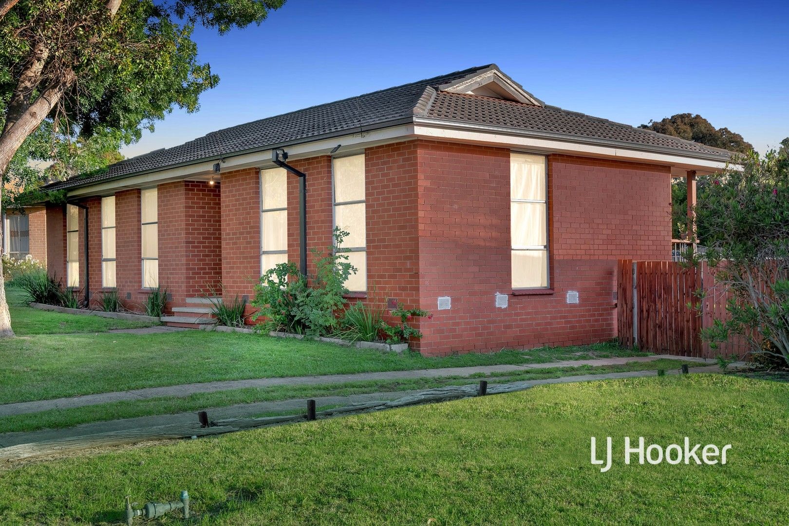 3 bedrooms House in 16 Village Drive HAMPTON PARK VIC, 3976