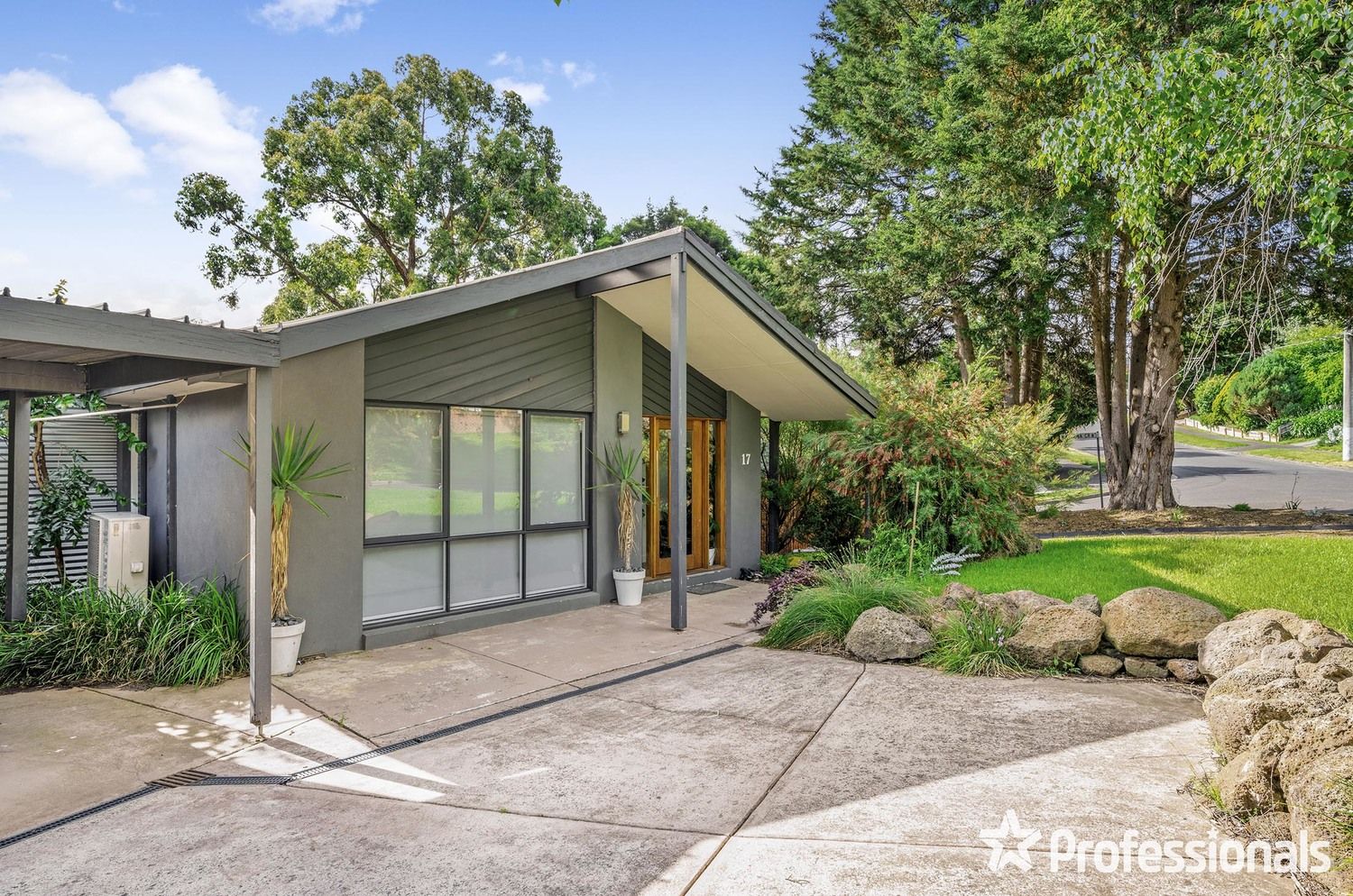 3 bedrooms House in 17 Highview Drive MOOROOLBARK VIC, 3138