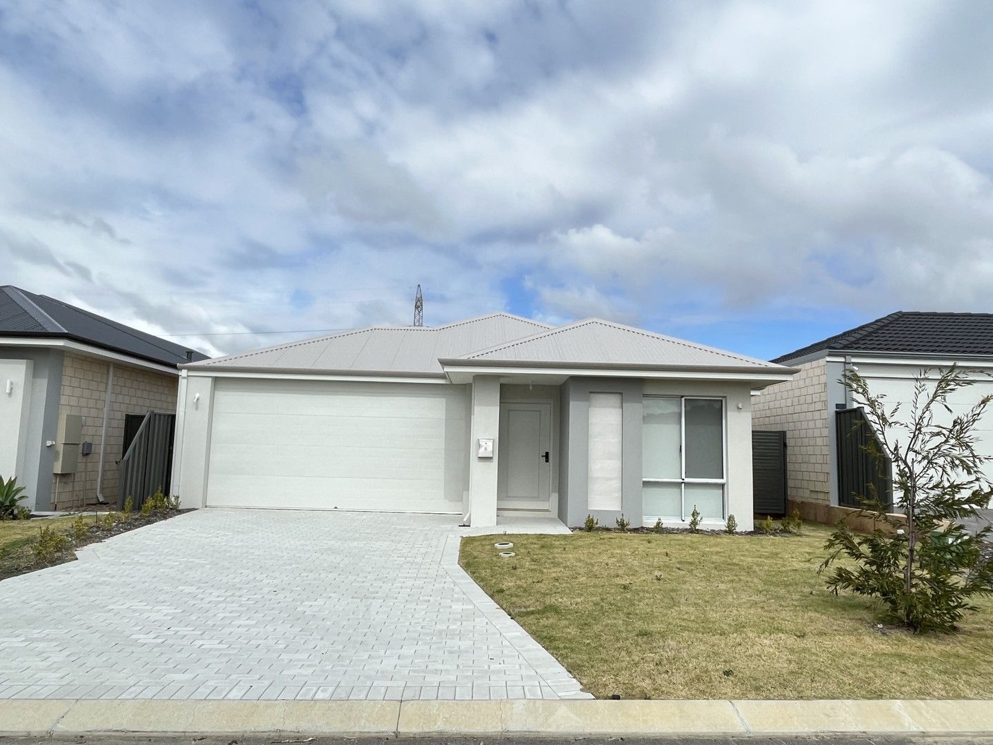 4 bedrooms House in 6 Marrinup Street PIARA WATERS WA, 6112