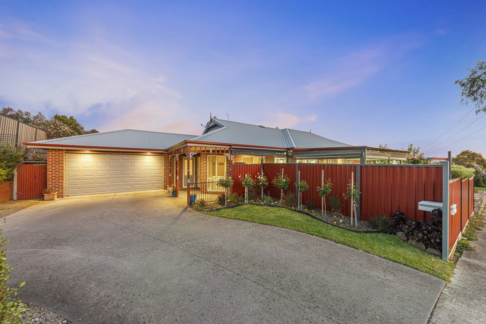 5 bedrooms House in 17 Windermere Boulevard PAKENHAM VIC, 3810