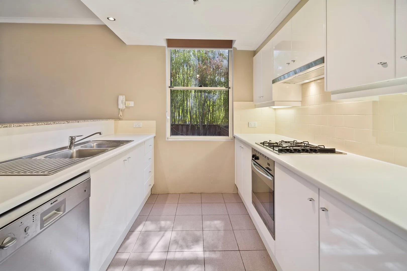 Large One Bedroom Apartment in Secure Complex - View 3