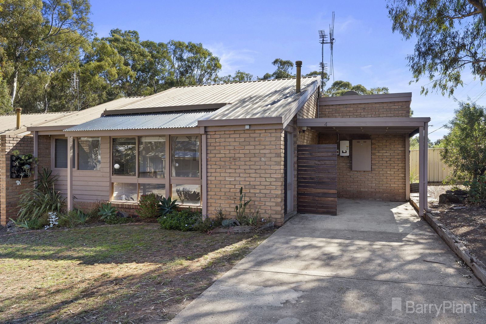 2 bedrooms Apartment / Unit / Flat in 4/163-165 Retreat Road SPRING GULLY VIC, 3550