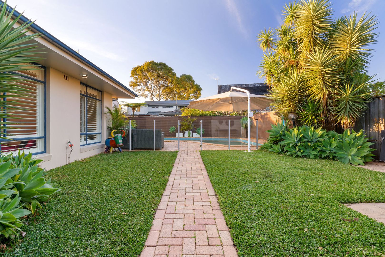 8 Roscommon Crescent, Killarney Heights NSW 2087, Image 2