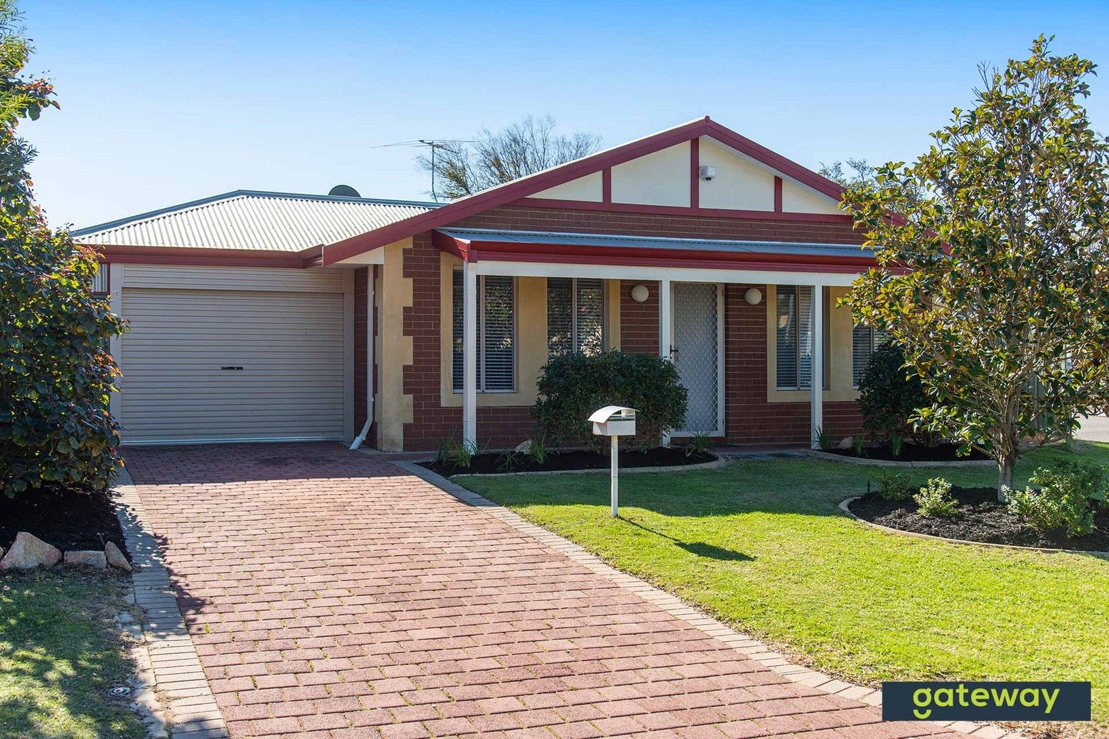 4 bedrooms House in 6 Tozer Loop ATWELL WA, 6164