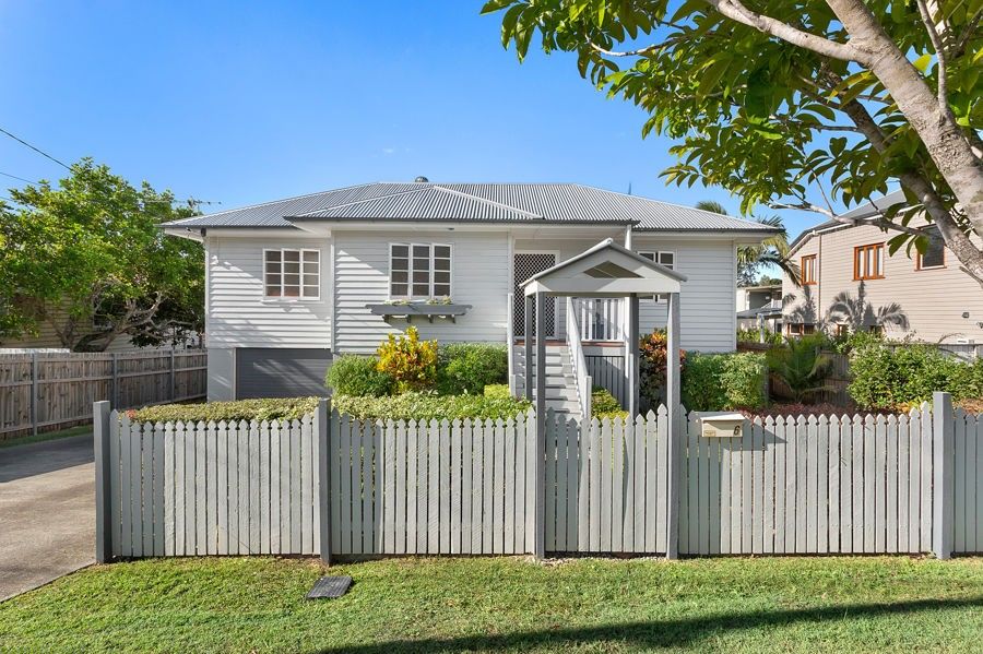 4 bedrooms House in 6 Peasant St HOLLAND PARK WEST QLD, 4121