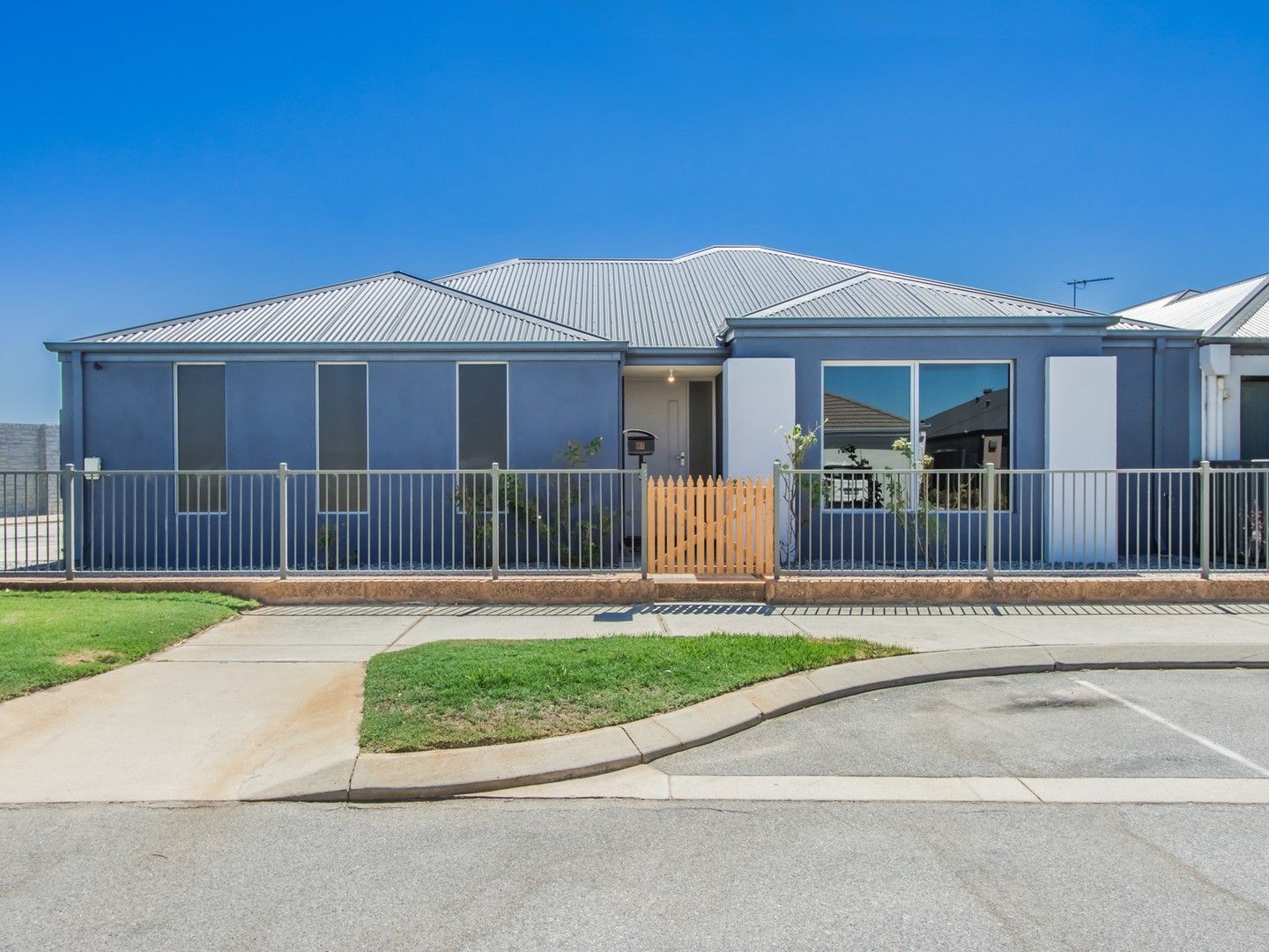 3 bedrooms House in 87 Bellas Circuit PIARA WATERS WA, 6112
