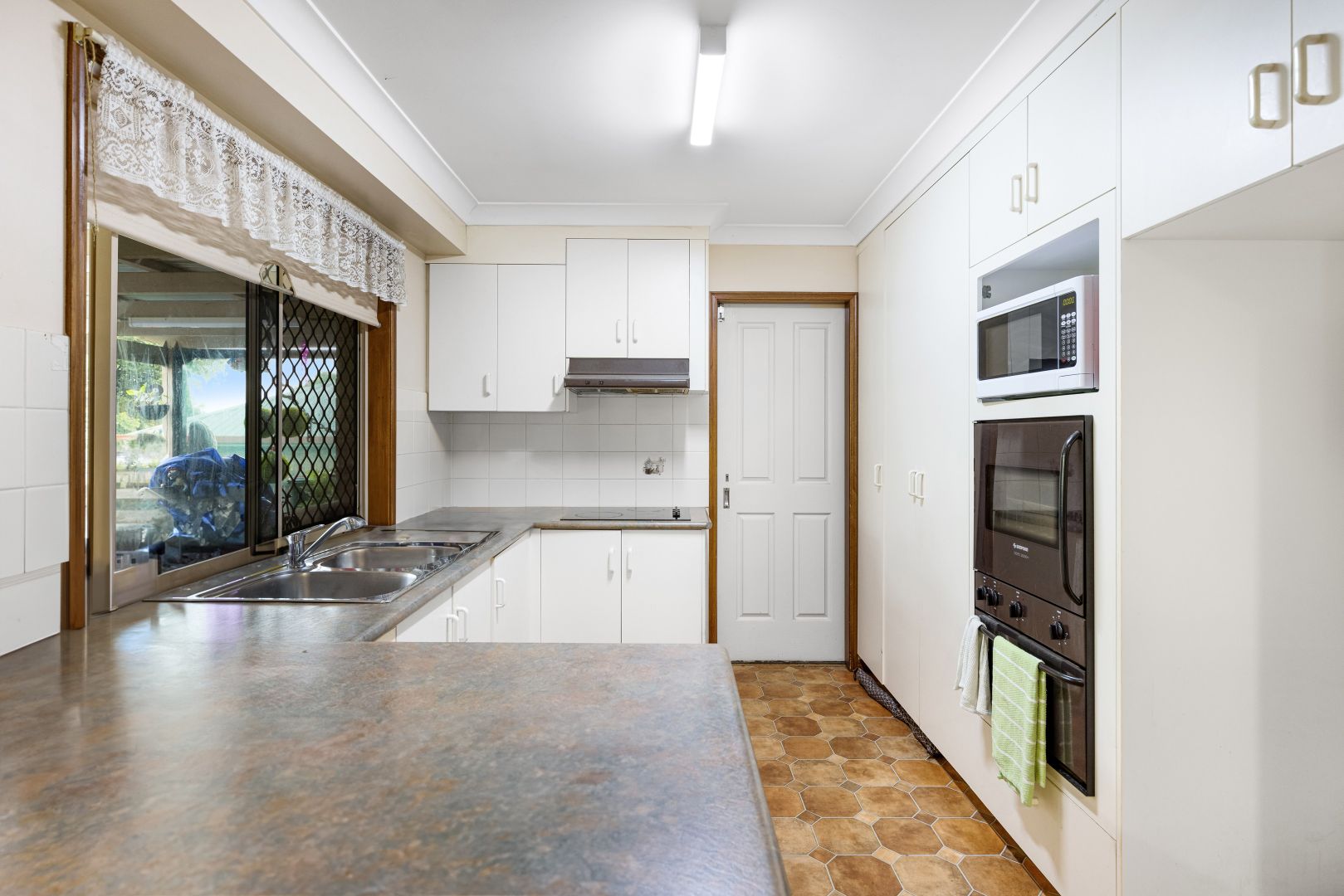 2 Gainsborough Drive, Glenvale QLD 4350, Image 2