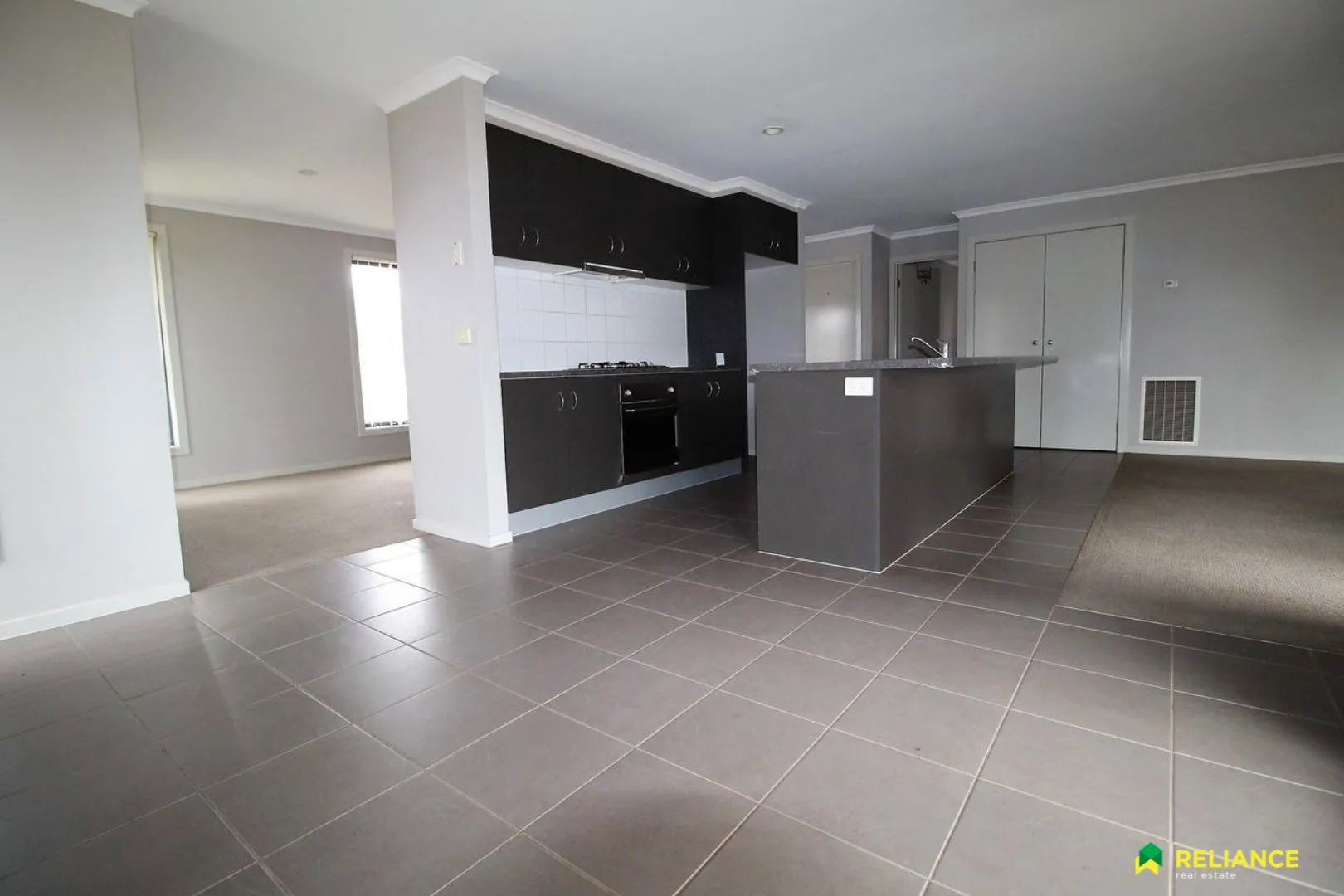 Light-Filled Family Haven in a Sought-After Pocket of Point Cook - Widok 3