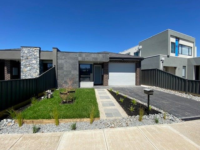 3 bedrooms Apartment / Unit / Flat in 35B Hindmarsh Drive MANOR LAKES VIC, 3024