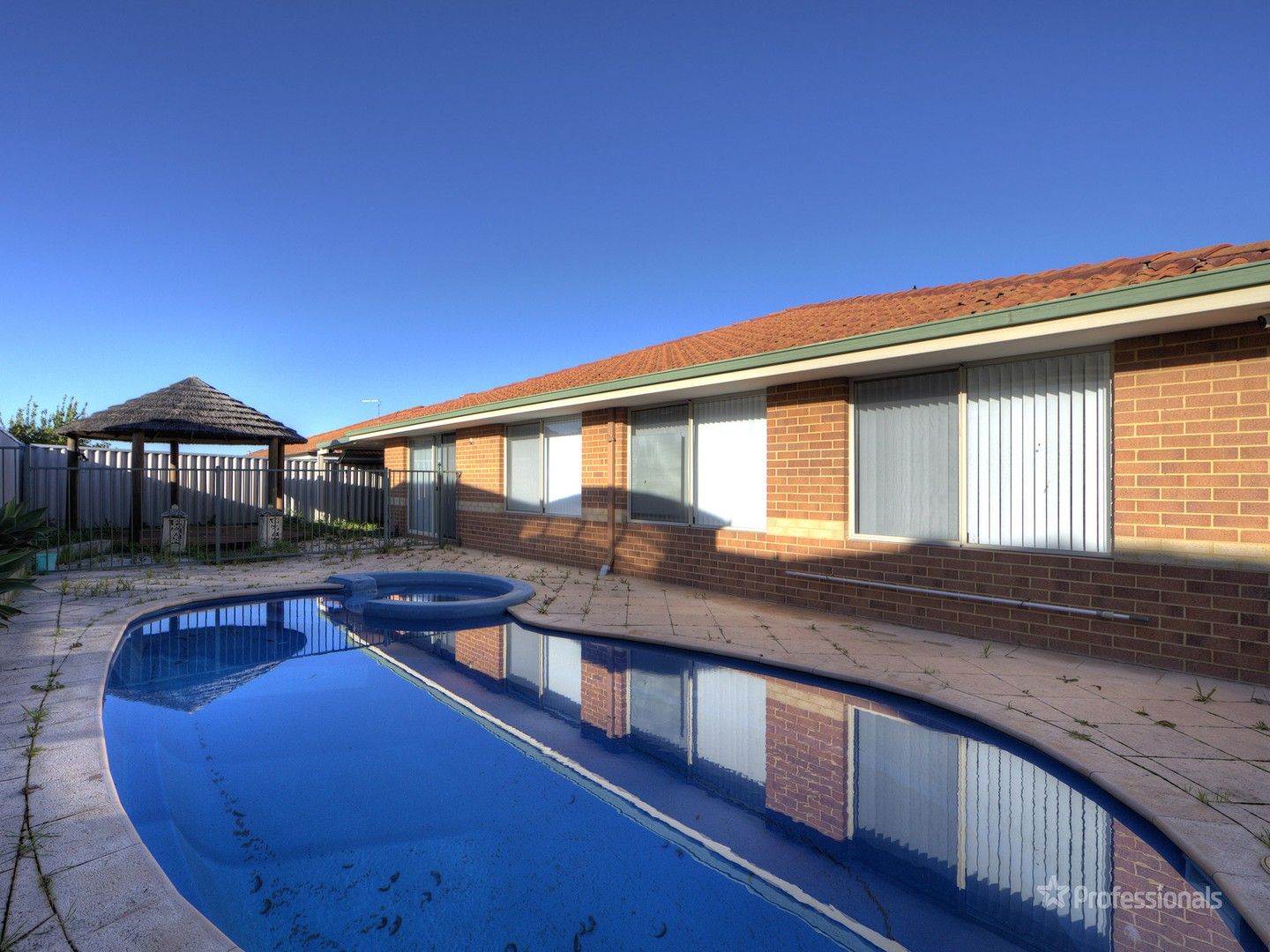 5 bedrooms House in 32 Cheriton Drive CARRAMAR WA, 6031