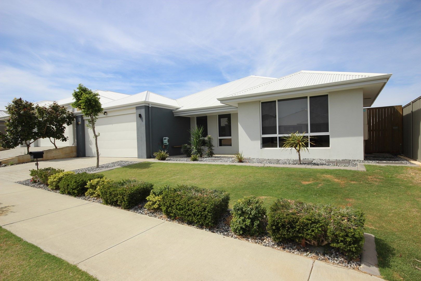 4 bedrooms House in 13 Mercado Way ALKIMOS WA, 6038