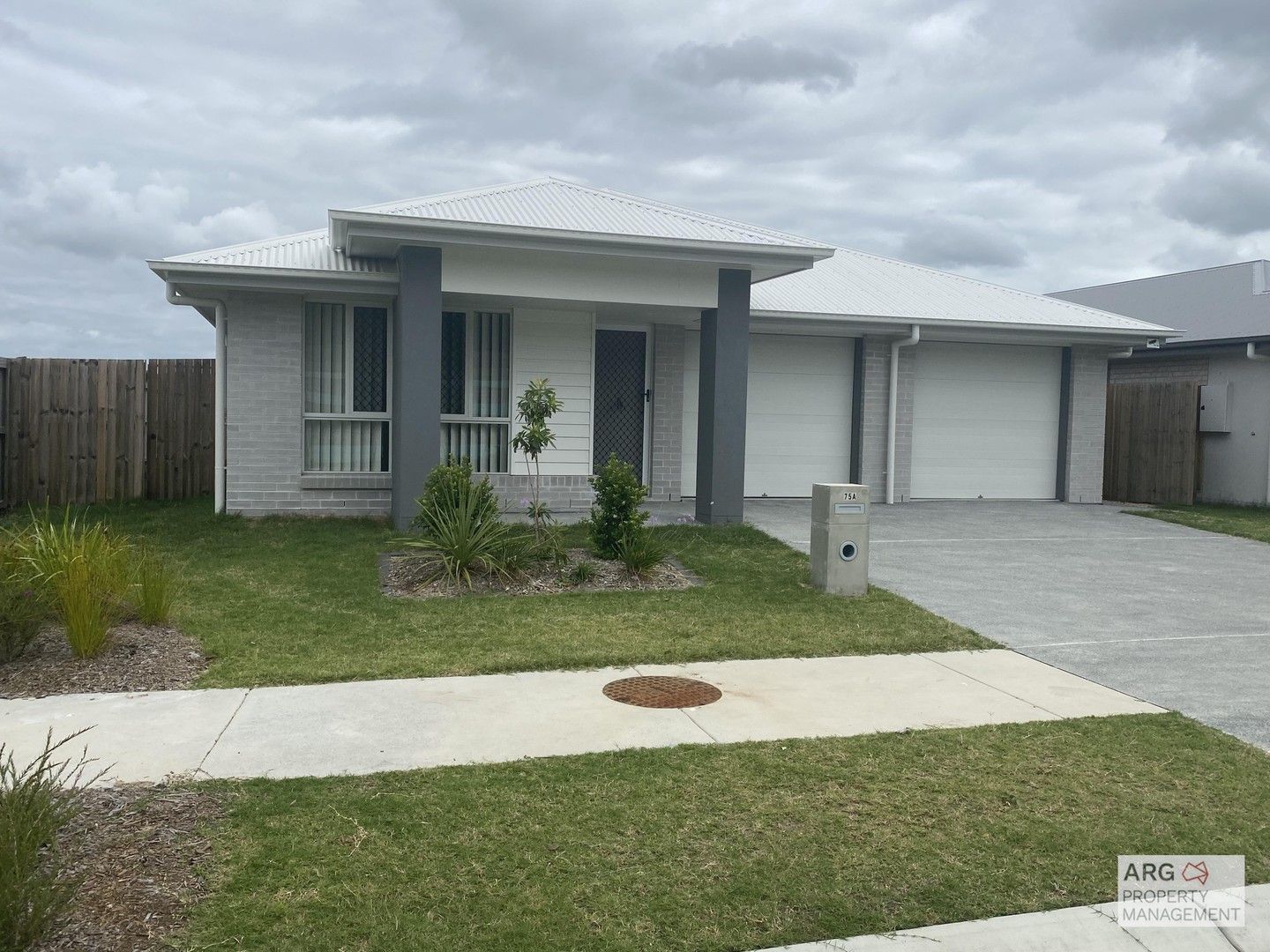 2 bedrooms Duplex in 2/75 Neumann Street YARRABILBA QLD, 4207