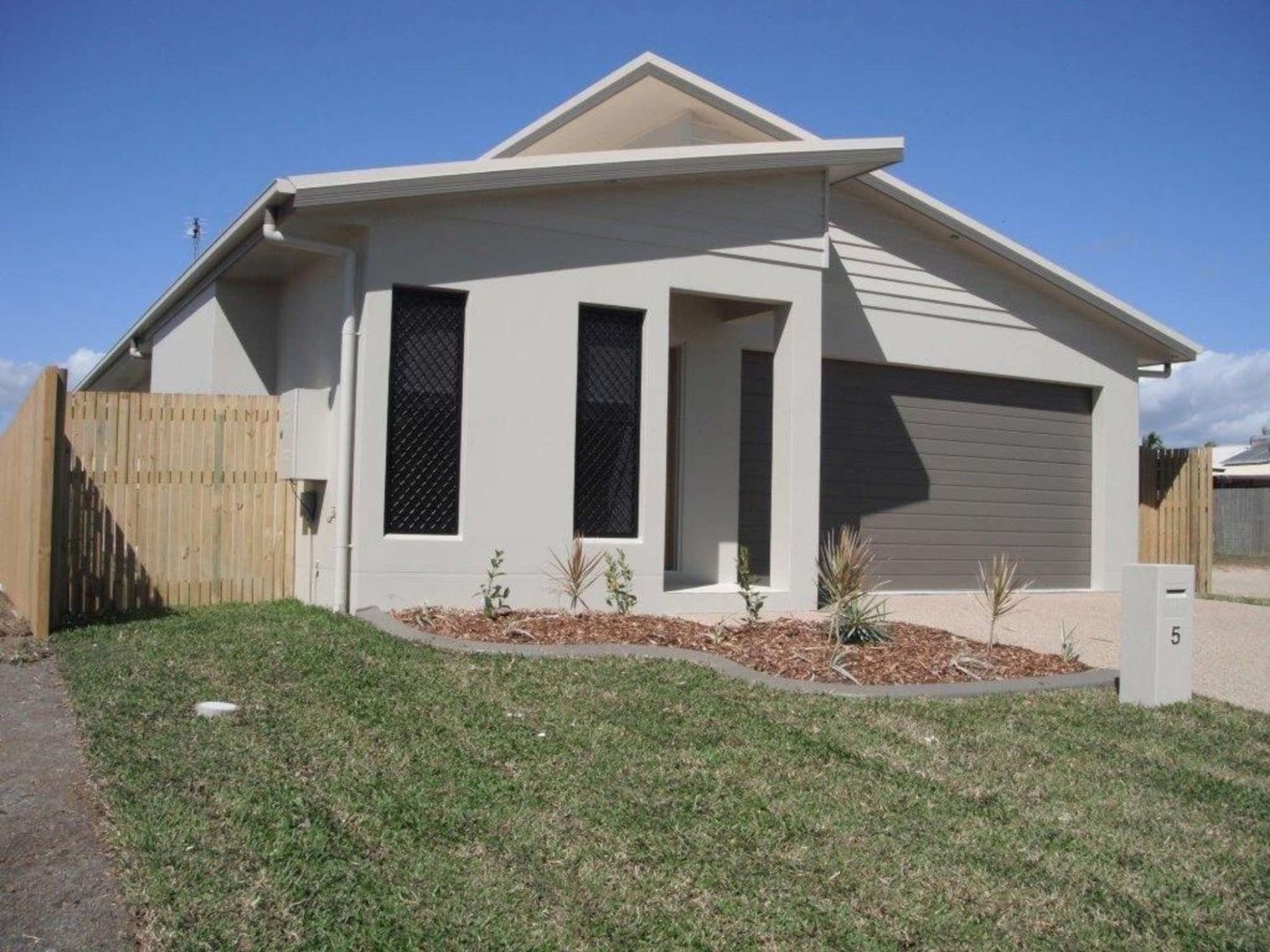4 bedrooms House in 5 Goldfish Court BURDELL QLD, 4818