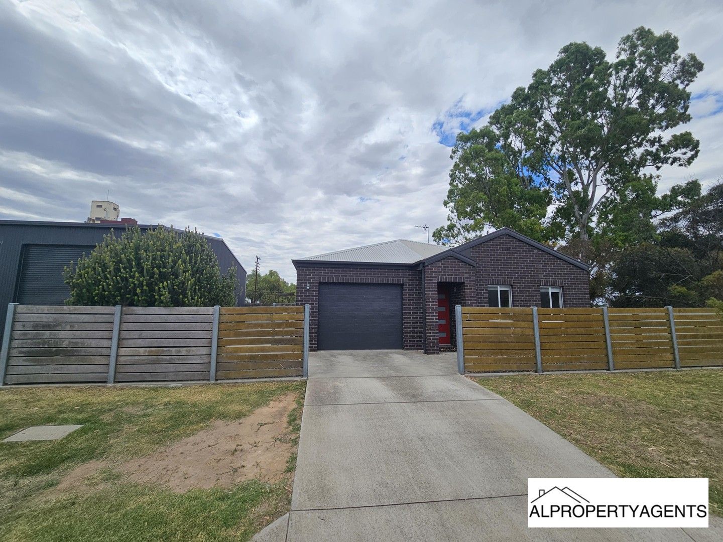 2 bedrooms House in 1 Railway Avenue HORSHAM VIC, 3400