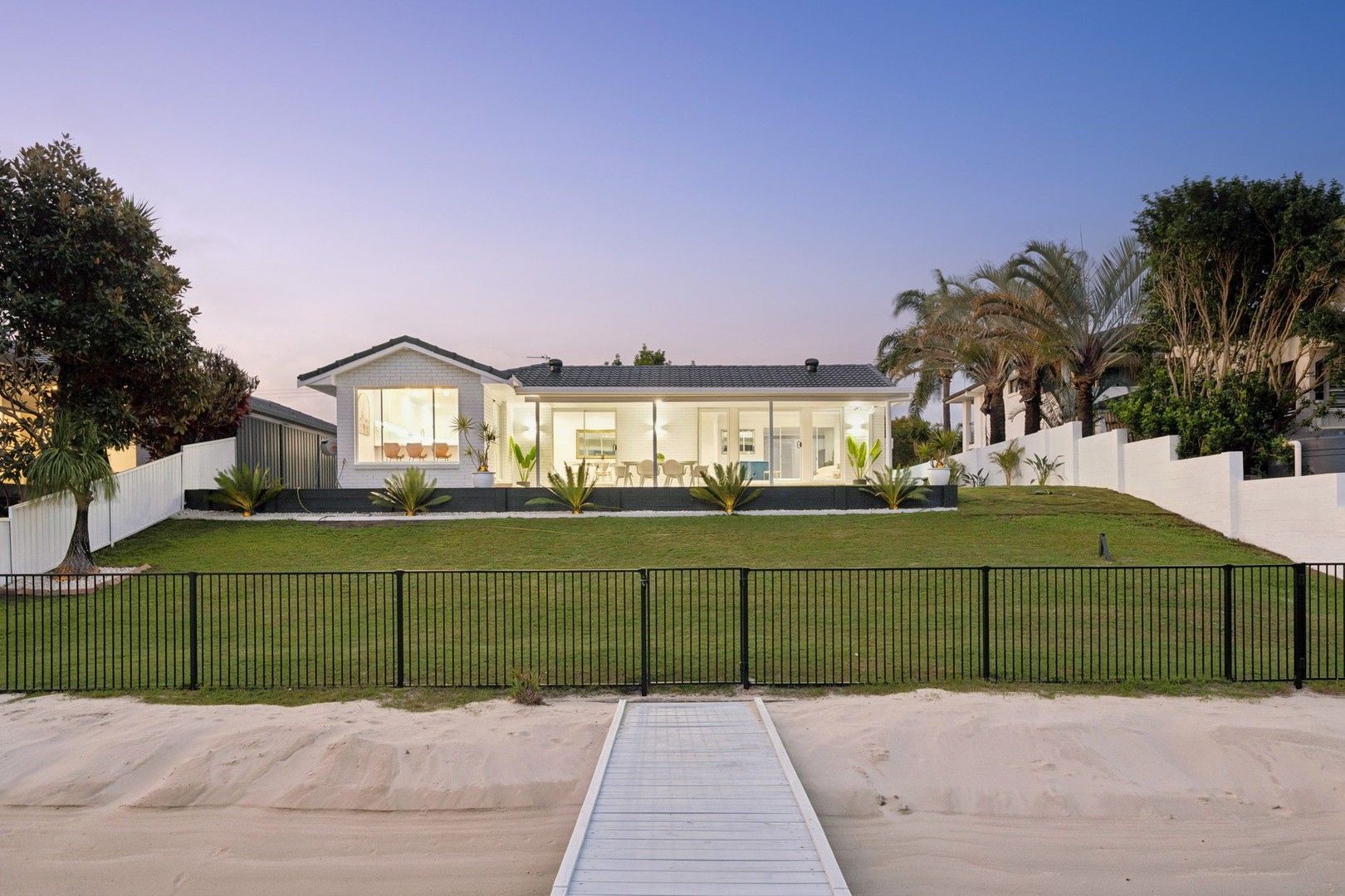 4 bedrooms House in 5 Rudd Street BROADBEACH WATERS QLD, 4218