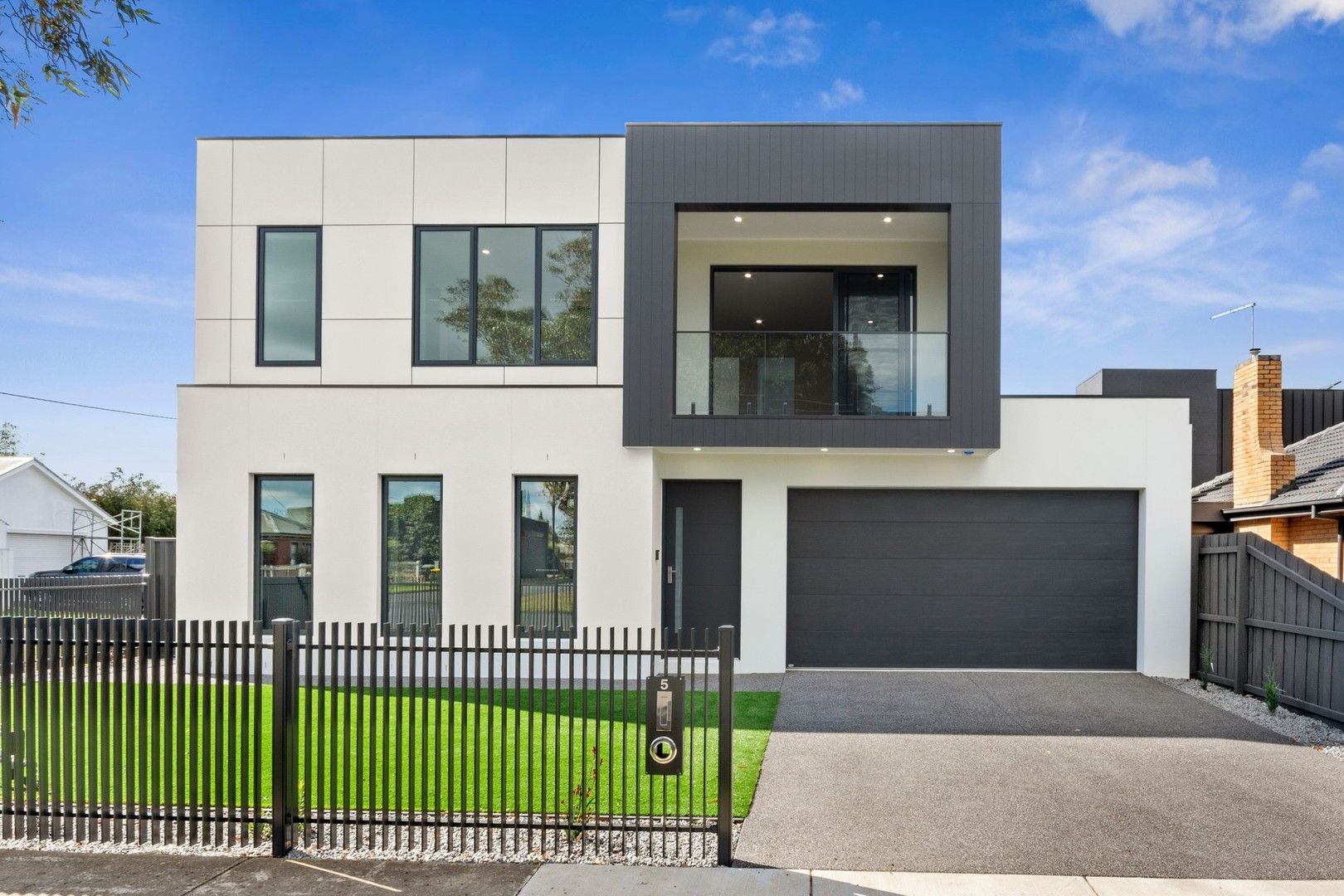 4 bedrooms House in 5 WARWICK STREET NEWTOWN VIC, 3220