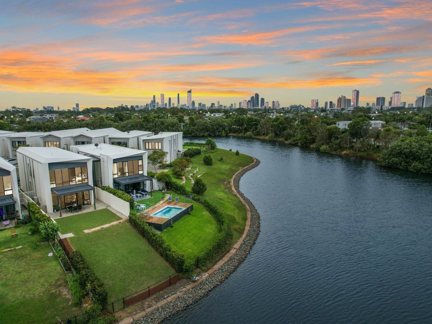 4 bedrooms Villa in 25 Concourse Drive MERMAID WATERS QLD, 4218