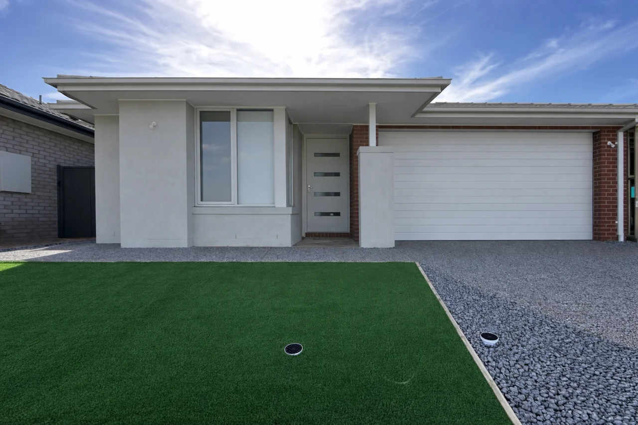 8 Platinum Way, Fraser Rise VIC 3336