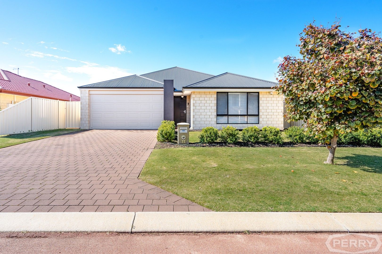 4 bedrooms House in 11 Arawatta Loop MADORA BAY WA, 6210