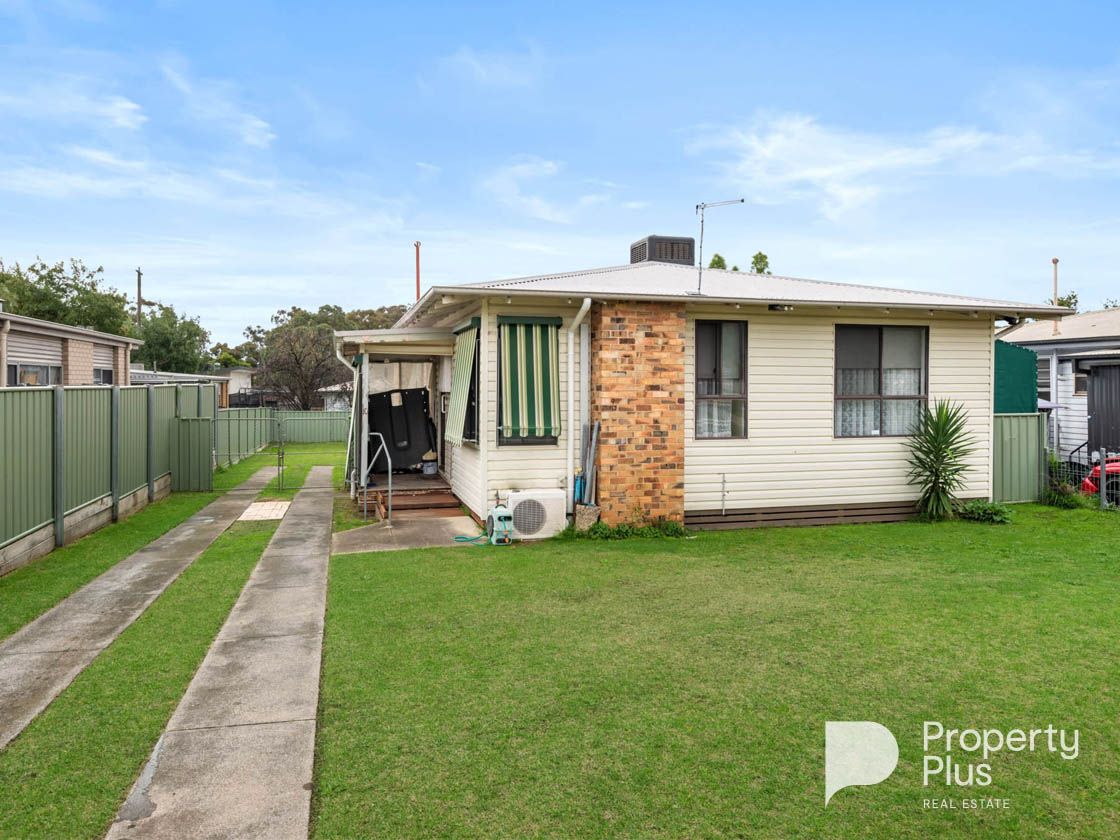 2 bedrooms House in 10 Eron Street KANGAROO FLAT VIC, 3555