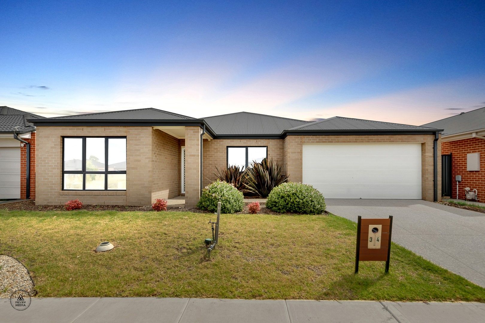 4 bedrooms House in 34 Canterbury Circuit MELTON SOUTH VIC, 3338