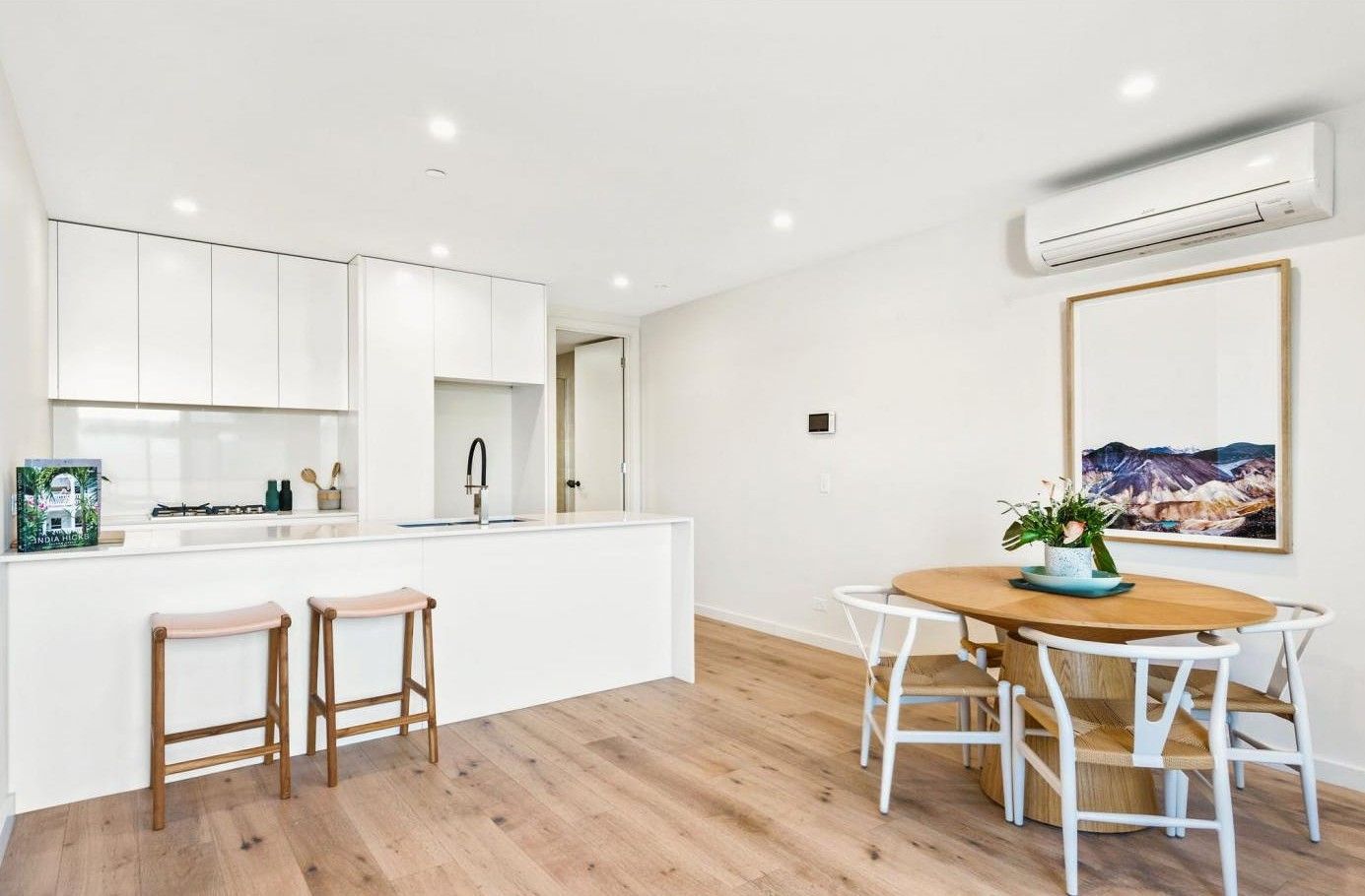 2 bedrooms Apartment / Unit / Flat in 201/5 Claire Street MCKINNON VIC, 3204