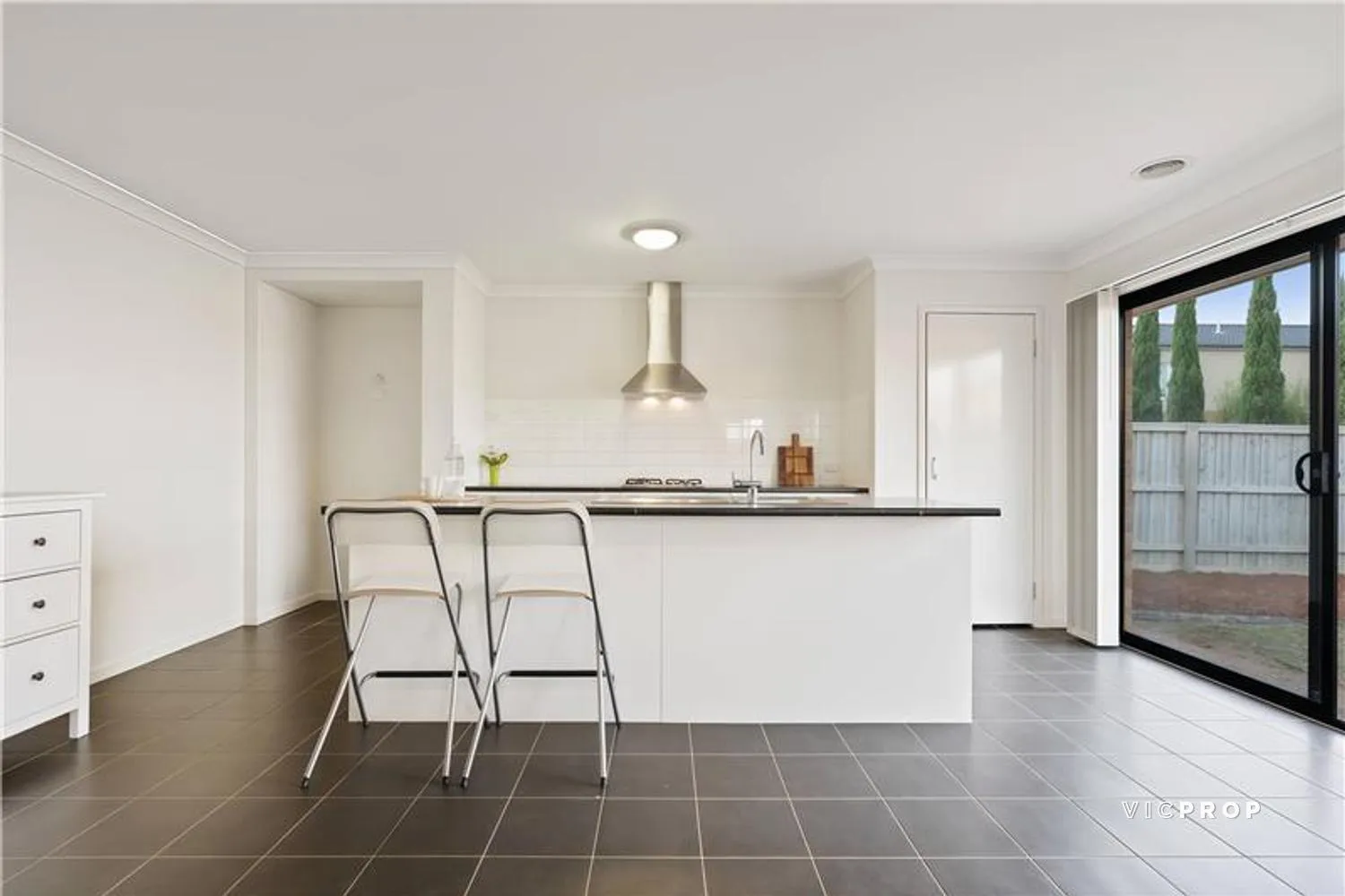 Spacious & Light-Filled Family Home in Prime Point Cook Location - Widok 5