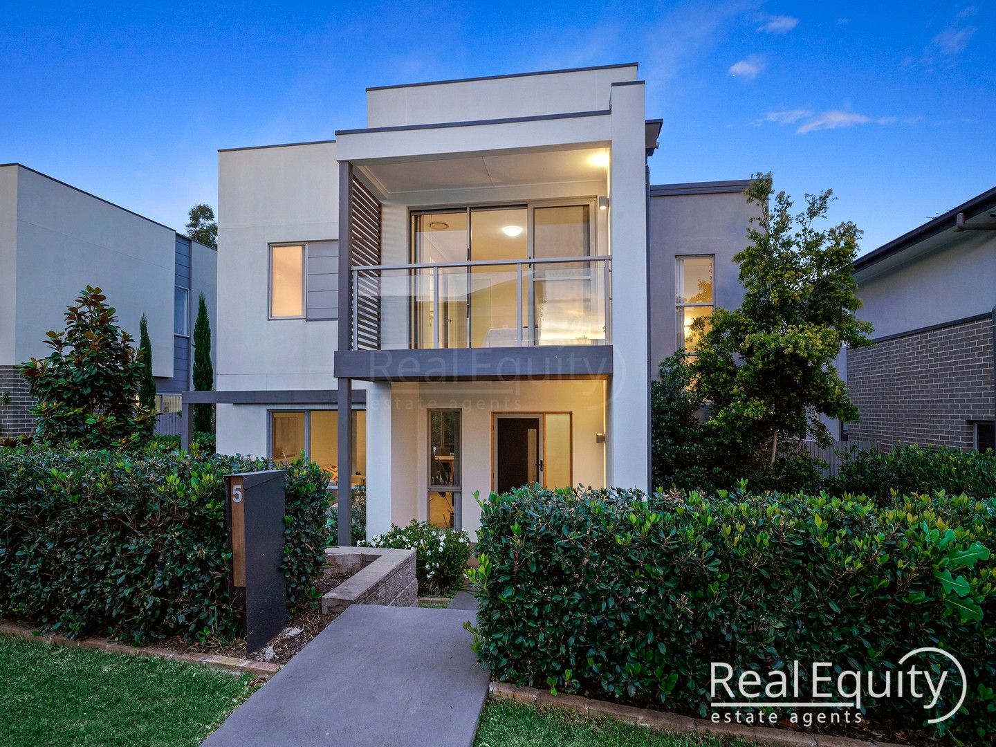 4 bedrooms House in 5 Greenview Drive MOOREBANK NSW, 2170