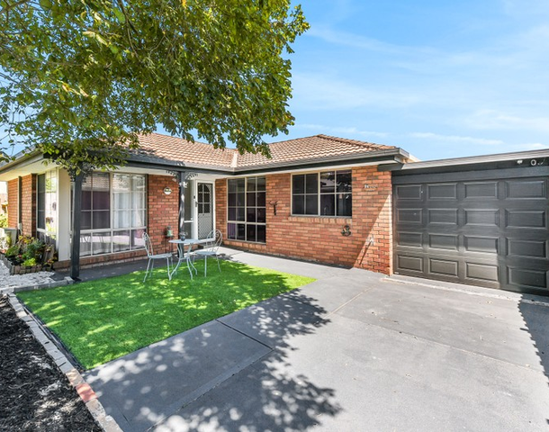 2/42 Strathavan Drive, Berwick VIC 3806