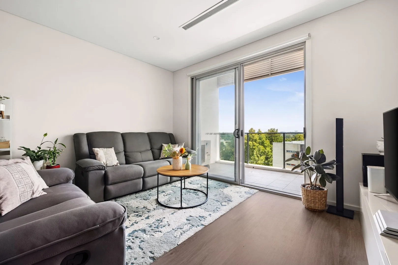A Modern Three-Bedroom Retreat with Leafy Panoramas, Canterbury