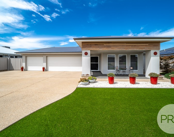 17 Turramia Crescent, Gobbagombalin NSW 2650