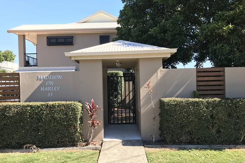 4/33 Harley Street, Labrador QLD 4215