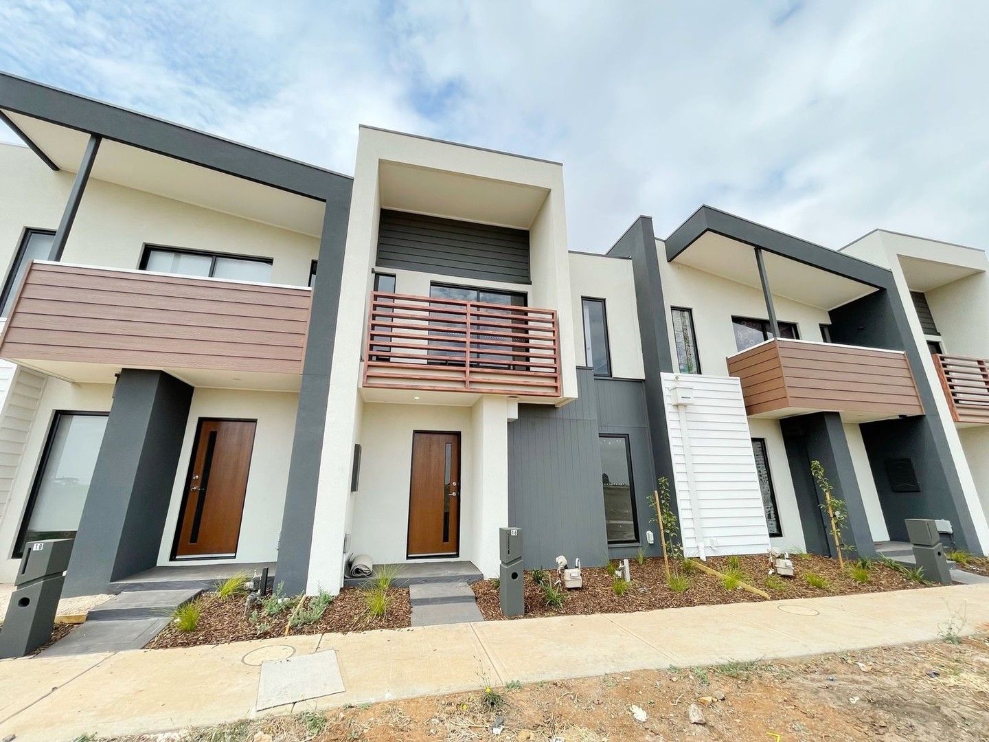3 bedrooms Townhouse in 8 Plantation Walk DEANSIDE VIC, 3336