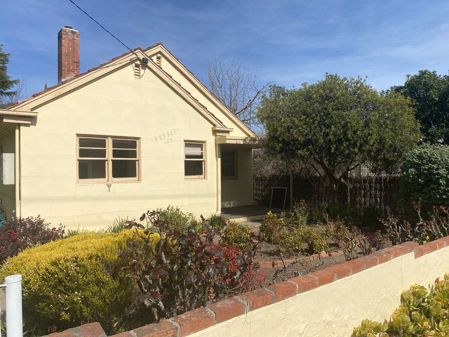 2 bedrooms House in 102 Lyttleton Street CASTLEMAINE VIC, 3450