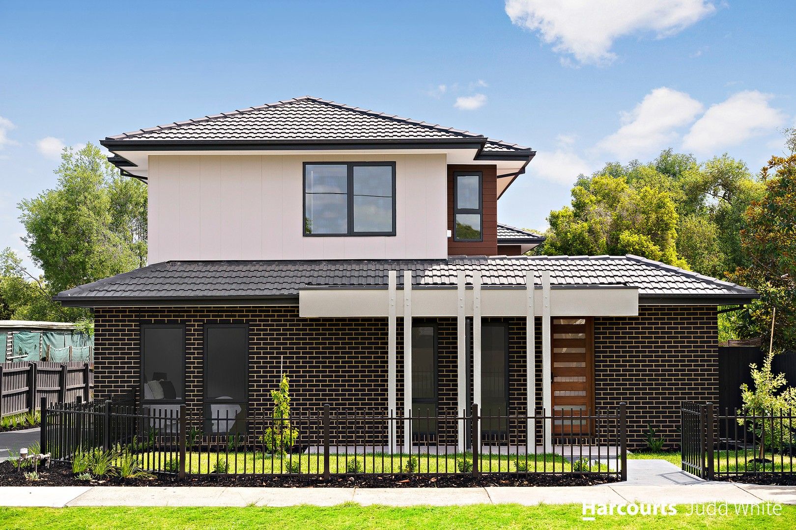 4 bedrooms Townhouse in 1/27 Huxley Avenue MULGRAVE VIC, 3170