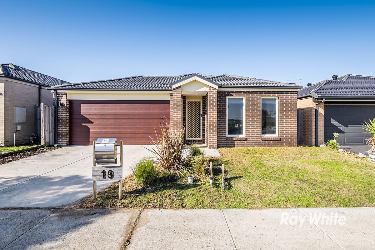 19 Red Poll Road, Cranbourne West VIC 3977, Image 0