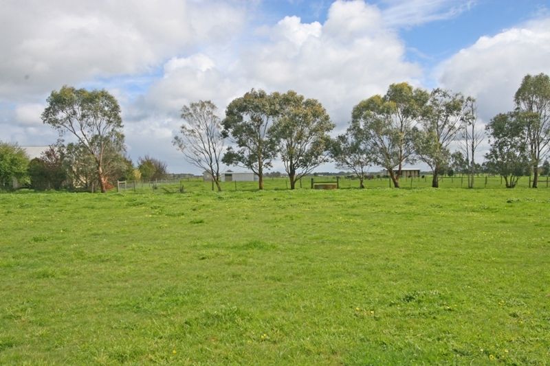 175 Eight Mile Road, NAR NAR GOON VIC 3812, Image 2