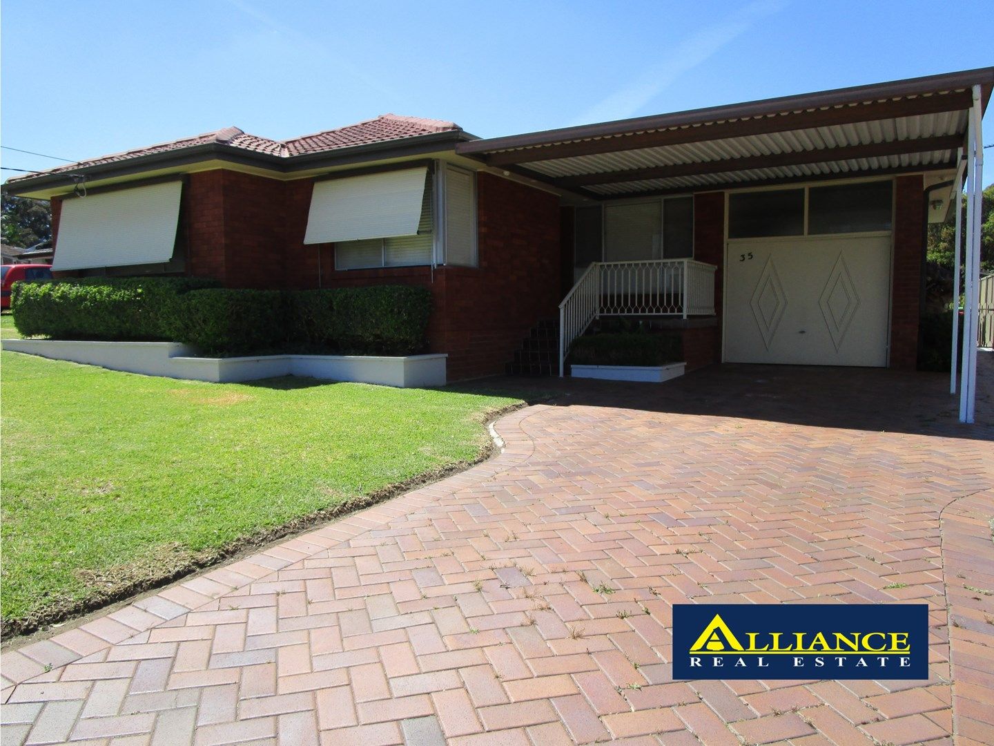 4 bedrooms House in 35 Kathleen Parade PICNIC POINT NSW, 2213