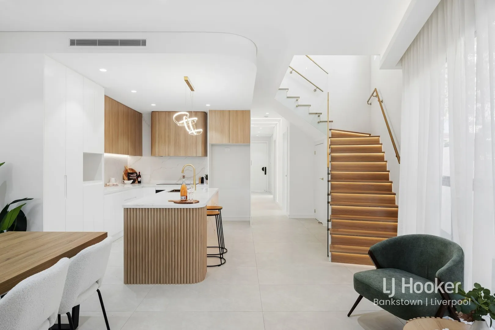 Brand New Designer Living with Space, Style & Entertainer's Appeal – pohled 3